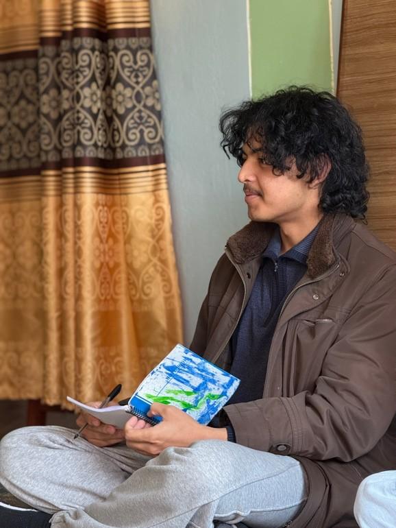 Participant taking notes during an emotional regulation learning session