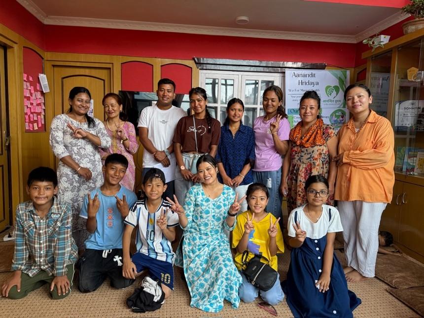 Children and families with Aanandit Hridaya after a child development session